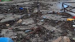 Esondazione del Pontone, danni a Vindicio: litorale come una discarica