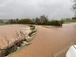 Esonda il fiume Amaseno, allagati campi e strade a Prossedi