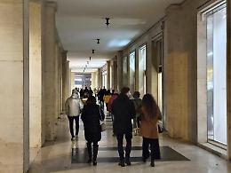 Il portico buio proprio nel salotto della città