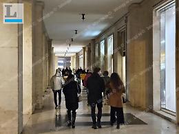 Il portico buio nel salotto della città. La protesta dei commercianti