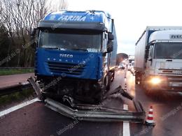 Incidente sulla Pontina: 100 metri di guard rail distrutti da un tir