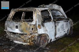 Misterioso incendio nel covo dei ladri d'auto nelle campagne