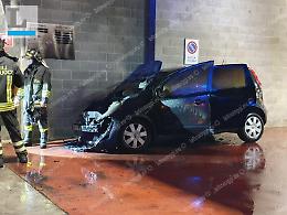 Misterioso incendio d'auto nel centro artigianale: intervengono i cittadini