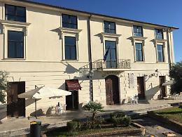 Scauri, chiosco bar sul lungomare interdetto al pubblico per degrado strutturale