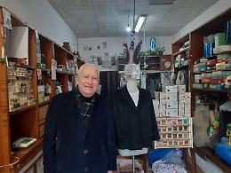 La sartoria Simeoni chiude dopo 60 anni: "Bello essere artigiani"