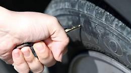 Buca le gomme a 31 auto in sosta a Cassino, denunciato un pontino