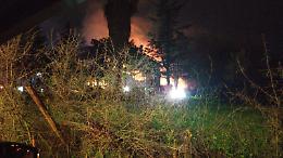 Incendio in un fienile, fiamme alte ma nessun coinvolto