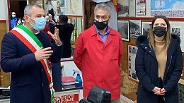 Il barbiere del borgo abbassa la serranda, arriva il riconoscimento del sindaco