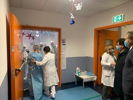 D'Amato visita l'ospedale, momenti toccanti alla tenda degli abbracci