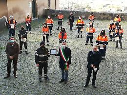 L'omaggio dell'amministrazione alla Protezione Civile durante l'emergenza Covid