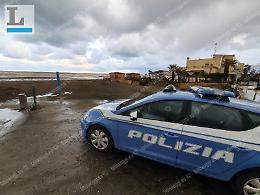 Cadavere portato dal mare, macabro ritrovamento a Foce Verde
