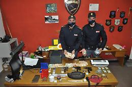 Nascondevano armi e oltre mezzo chilo di droga, due arrestati