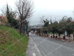 Scappa dopo una lite e attraversa la ferrovia: ferito
