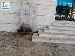 Incendiati gli effetti personali di un senzatetto, secca la condanna del Sindaco