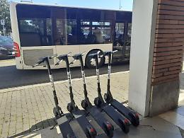Noleggio monopattini, servizio al via ma alla stazione di Aprilia nessuno lo sa