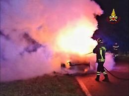 Incendio in strada, distrutta un'automobile