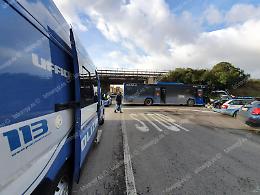 Incidente mortale, uomo in motorino travolto dal pullman
