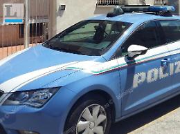 Scoppia un incendio in casa, un uomo salvato dalla polizia