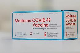Moderna: "Vaccino efficace contro le varianti inglese e sudafricana del Covid"