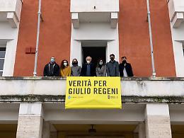 Uno striscione sulla biblioteca comunale in memoria di Giulio Regeni