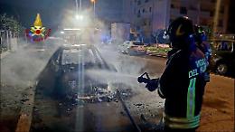 Incendio in via Giordano, auto completamente distrutta