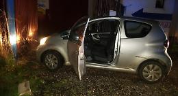 Non si fermano all'alt e fuggono abbandonando l'auto: il mezzo era rubato