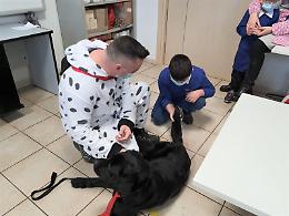 Pet therapy in classe: la lezione col maestro Ugo
