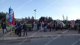 Cassa integrazione, sit in dei dipendenti del supermercato Panorama