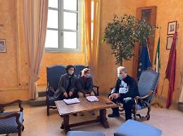 Villa Ginnetti invasa dai rifiuti, Sofia e Camilla dicono basta