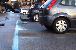 Parcheggi a pagamento, abbonamenti online e sosta gratuita per le auto elettriche