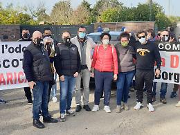 “Più biscotti, meno discarica!” Fiamma in piazza con i comitati