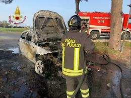 L'automobile prende fuoco al semaforo, attimi di paura