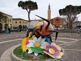 Le figure di Carnevale «colorano» il centro urbano di Aprilia