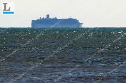 Nave crociera si ripara dal mare mosso al largo di Latina