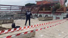 Ucciso nella rissa, la scientifica al lavoro sul luogo del delitto