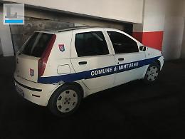 Prendono l'auto del comune per "imparare a guidare"