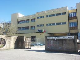 Furto  notturno a scuola, stop alle lezioni