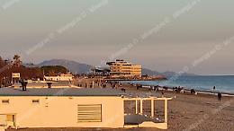 Sole e zona gialla, il lungomare di Terracina invaso dai turisti