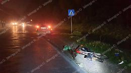 Incidente sulla litoranea, auto contro bici: grave un indiano