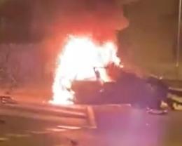 Escono di strada con l'auto che prende fuoco nel cuore della notte