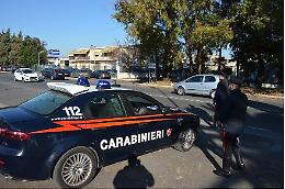 Rubano una forma di formaggio da un negozio, denunciata una coppia