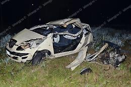 Incidente in via del Lido, carambola sulla rotatoria. Un ferito gravissimo