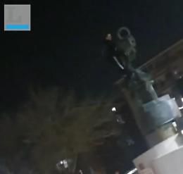 Sfregio alla fontana in un video