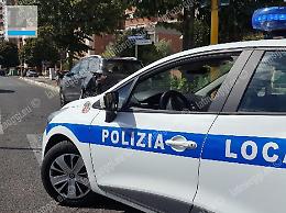 Esibisce carta d'identità falsa: arrestato dalla polizia locale