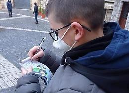 Macchine in doppia fila, sigarette a terra: scattano le multe dai bambini