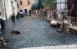 Divelta la colonna in marmo all'ingresso del Foro Emiliano
