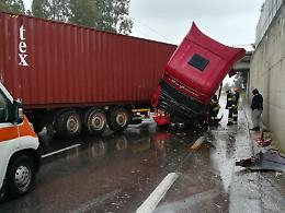 Tir sbanda e si mette di traverso. Un incidente blocca la Pontina