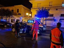 Ferito alla testa, aggredisce soccorritori e distrugge i vetri dell'ambulanza