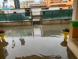 Scuole allagate, altra chiusura. E a borgo Faiti le fogne sono tombinate