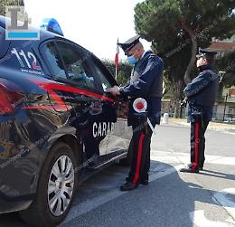 Viene aggredito da cinque persone, poi si scaglia contro i carabinieri